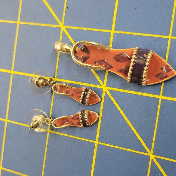 Floral Sandal 2.5" Pendant & 1" Earrings Set Red & Brown - Picture 2 of 2